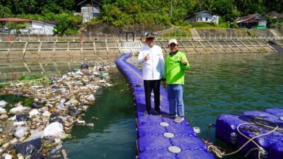 Walikota Padang Hendri Septa saat meninjau pemangan Kubus Apung di Sungai Batang Arau.