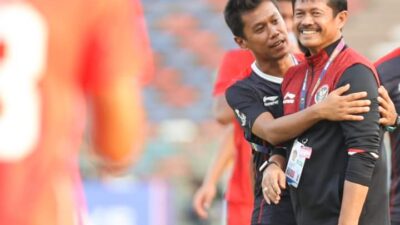 Pelatih Timnas Indonesia Indra Sjafri merayakan gol anak asuhnya bersama pelatih fisik, Alex Aldha Yudhi. (foto by: PSSI)