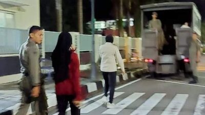 Pasaman kekasih diamankan Satpol PP Padang, lantaran pacaran hingga larut malam.