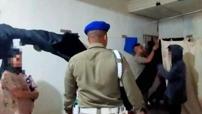 Personel Satpol PP Padang saat menertibkan panti pijat plus-plus di kawasan Air Tawar, Padang Timur, Kota Padang. (Foto: Humas Satpol PP Padang)