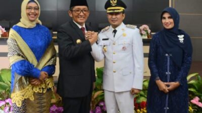 Walikota Padang Hendri Septa bersama istri berfoto dengan Wakil Walikota Ekos Albar dan istri usai pelantikan.