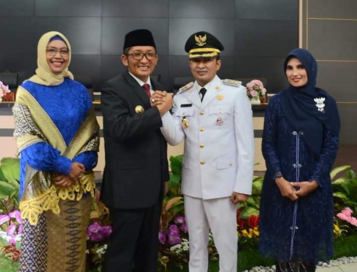 Walikota Padang Hendri Septa bersama istri berfoto dengan Wakil Walikota Ekos Albar dan istri usai pelantikan.