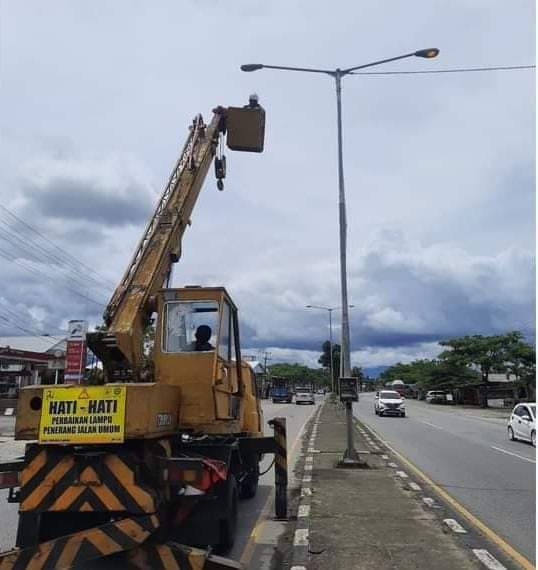 Petugas tengah melakukan pergantian lampu di beberapa tempat di Jalan Bypass Padang. (foto:ist)