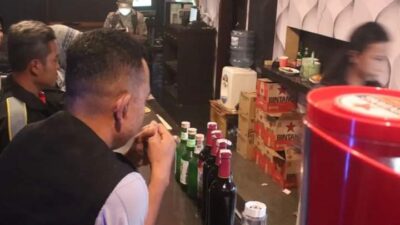 Tim gabungan terdiri dari Satpol PP dan SK-4 saat melakukan pemeriksaan KTP pada pengunjung tempat hiburan malam.