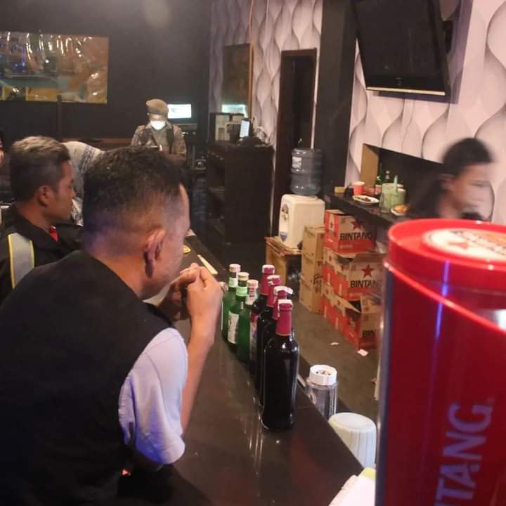 Tim gabungan terdiri dari Satpol PP dan SK-4 saat melakukan pemeriksaan KTP pada pengunjung tempat hiburan malam.
