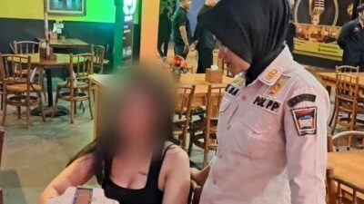Seorang perempuan terjaring razia KTP oleh tim gabungan. (Foto: Humas Satpol PP Padang)