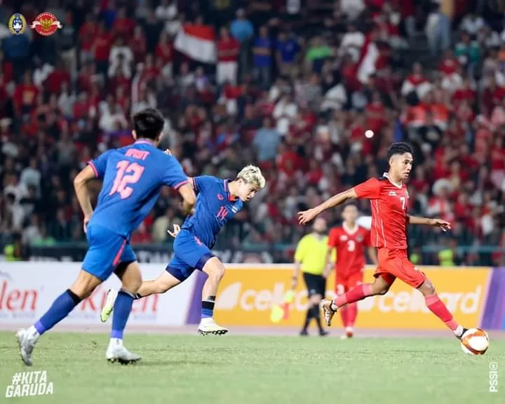 Marselino Ferdinan mencoba melewati beberapa pemain Thailand pada laga final, Selasa (16/5/2023) malam. Indonesia keluar sebagai juara setelah mempecundangi Thailand, 5-2. (Foto: PSSI)