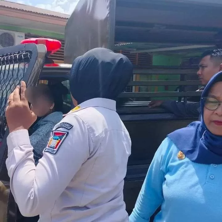 Dua orang wanita yang terjaring razia Pekat di bawa ke panti rehabilitasi Andam Dewi, Solok. (Foto: Satpol PP Padang)