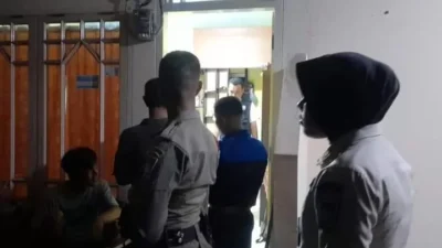Personel Satpol PP Padang saat melakukan razia Kos-kosan (Foto: Satpol PP Padang)
