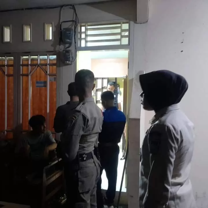Personel Satpol PP Padang saat melakukan razia Kos-kosan (Foto: Satpol PP Padang)