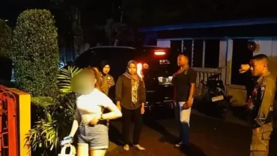 Enam pasangan muda-mudi digiring petugas ke Mako Satpol Padang, Rabu (31/5/2023) dini hari. (Humas Satpol PP Padang)