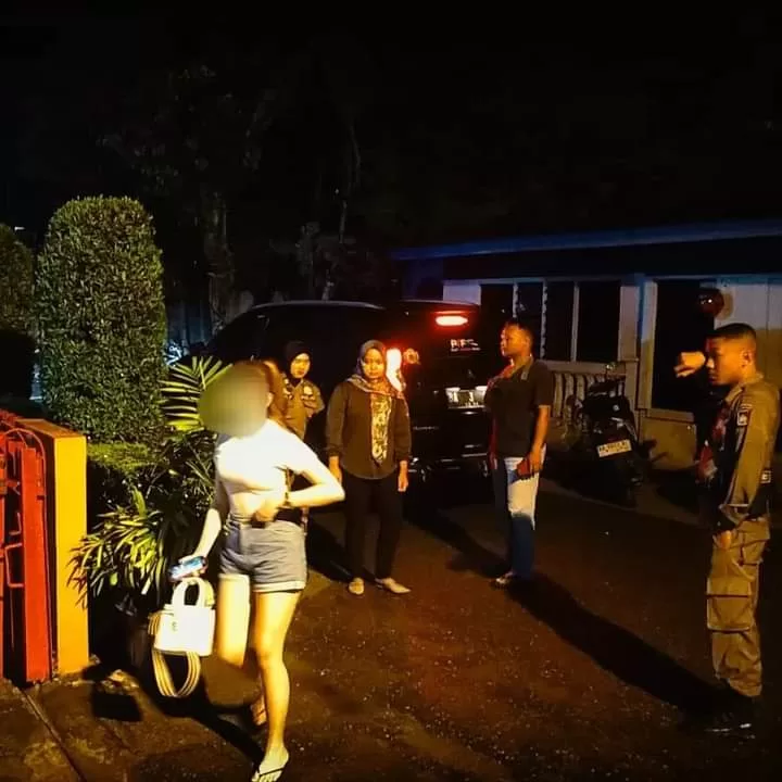 Enam pasangan muda-mudi digiring petugas ke Mako Satpol Padang, Rabu (31/5/2023) dini hari. (Humas Satpol PP Padang)