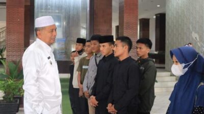 25 santriwan dan santriwati Pesantren Al Hijaz dilepas Bupati Hamsuardi ke Jonggol Bogor.