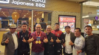 Ketua KONI Sumbar Ronny Pahlawan (dua dari kiri) berfoto bersama Randa Riandesta, Dr Alex Aldha Yudi dan pengurus KONI Padang.