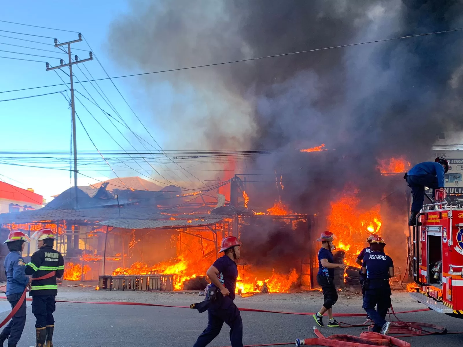 Petugas Damkar Padang berjibaku memadamkan api di lokasi kebakaran