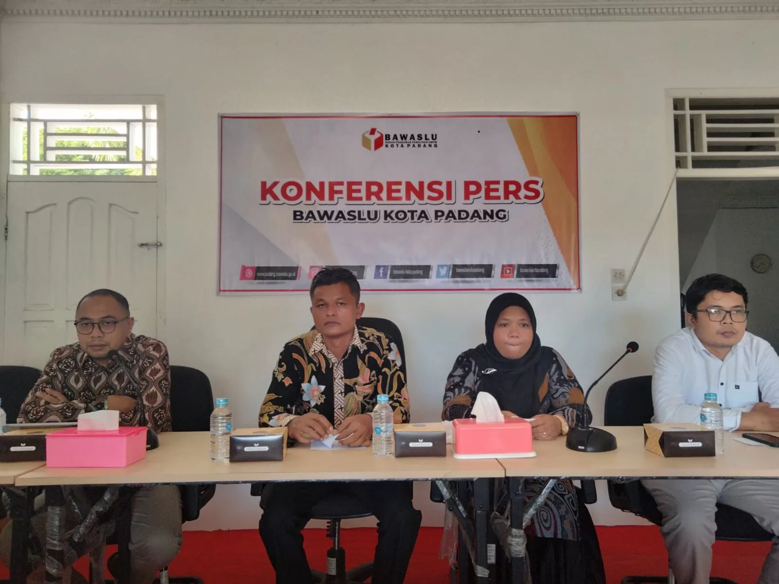 Ketua Bawaslu Kota Padang Dorri Putra saat memberikan keterangan pers.