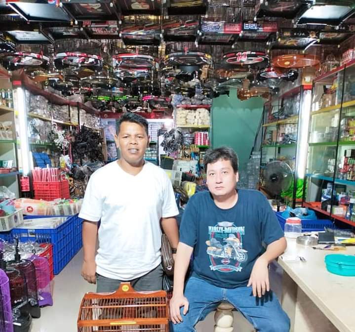 Ketua Pelaksana Pondok Salero Cup II Debi Ruli Sandi (kiri) berfoto bersama owner Ronny Bird Shop, Ronny Indra.