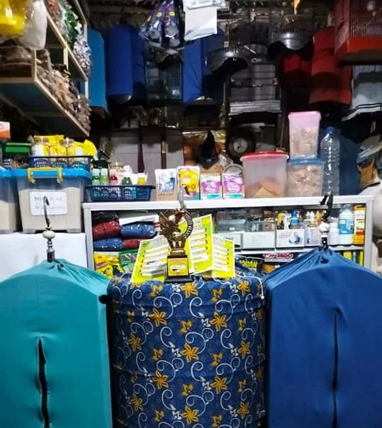Kios burung AW Bird Shop.