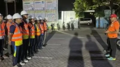 Direktur Utama Perumda AM Kota Padang, Hendra Pebrizal memimpin aksi sweeping kebocoran pipa, Kamis (26/5/2023) malam.