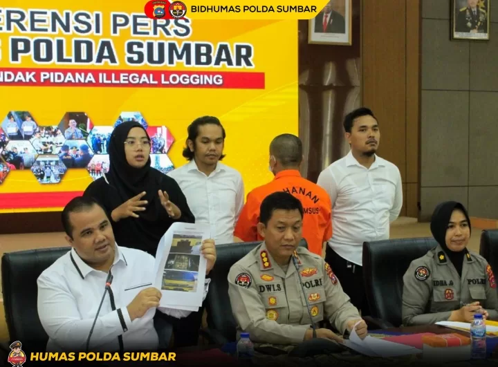 Keterangan pers seputar pengungkapan ilegal logging di Bukit Sundi, Kabupaten Solok, Senin (29/5/2023) di Mapolda Sumbar.
