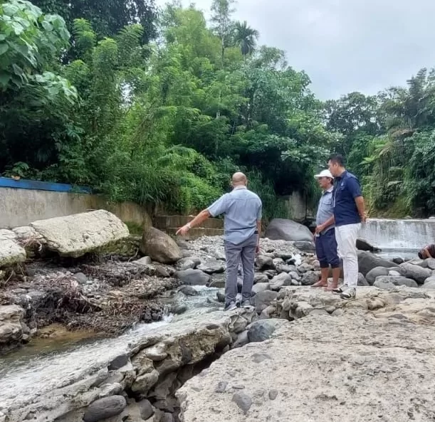 Direktur Utama Perumda Air Minum Kota Padang, Hendra Pebrizal langsung meninjau sumber air yang terancam kering, Selasa (30/5/2023) pagi