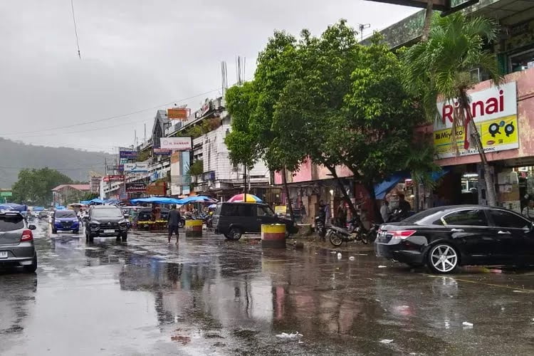 Pembersihan badan jalan oleh PKL.