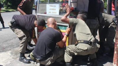 Ironi PKL, Rampas Trotoar untuk Nyambung Hidup