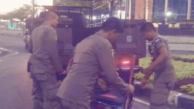 Satpol PP saat mengamankan sepeda motor yang dipakai pelaku balap liar.