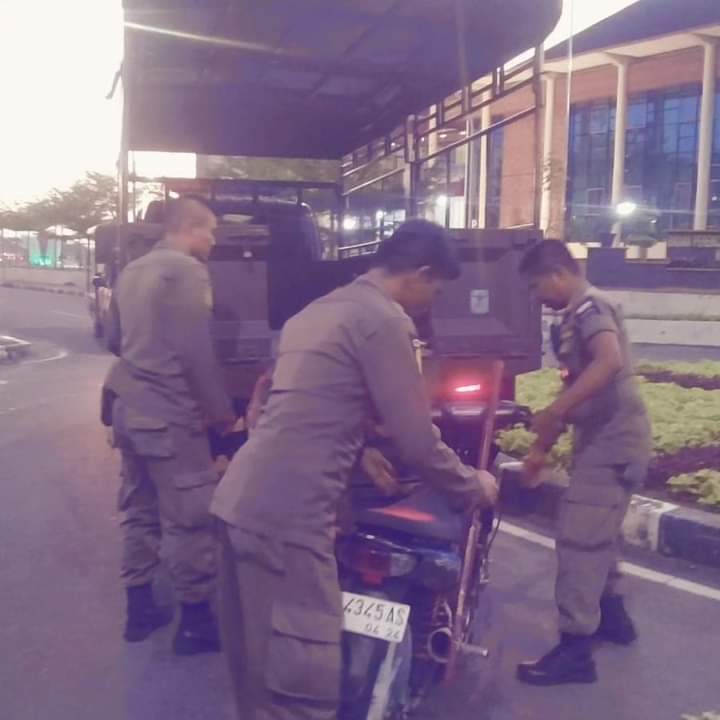 Satpol PP saat mengamankan sepeda motor yang dipakai pelaku balap liar.