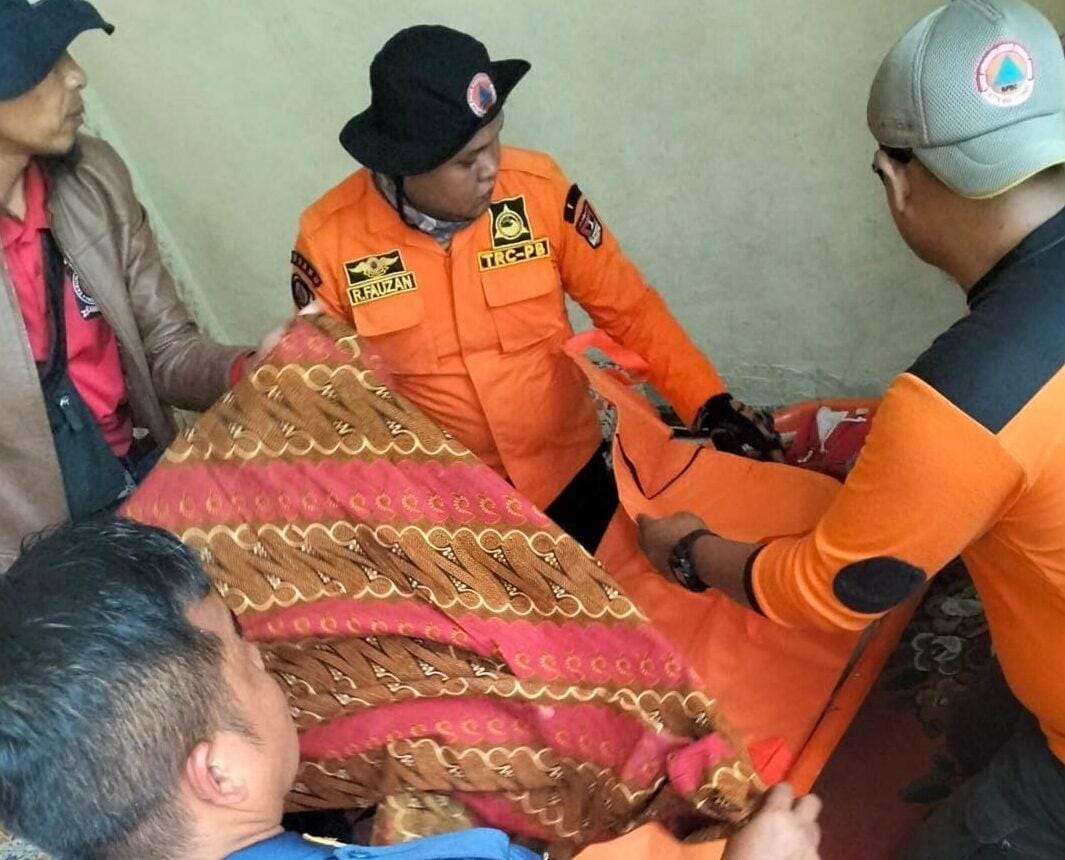 Tim penyelamat dari BPBD Bukittinggi saat menyelamatkan korban yang jatuh ke dalam Ngarai Koto Barangai Bukit Apit Puhun.