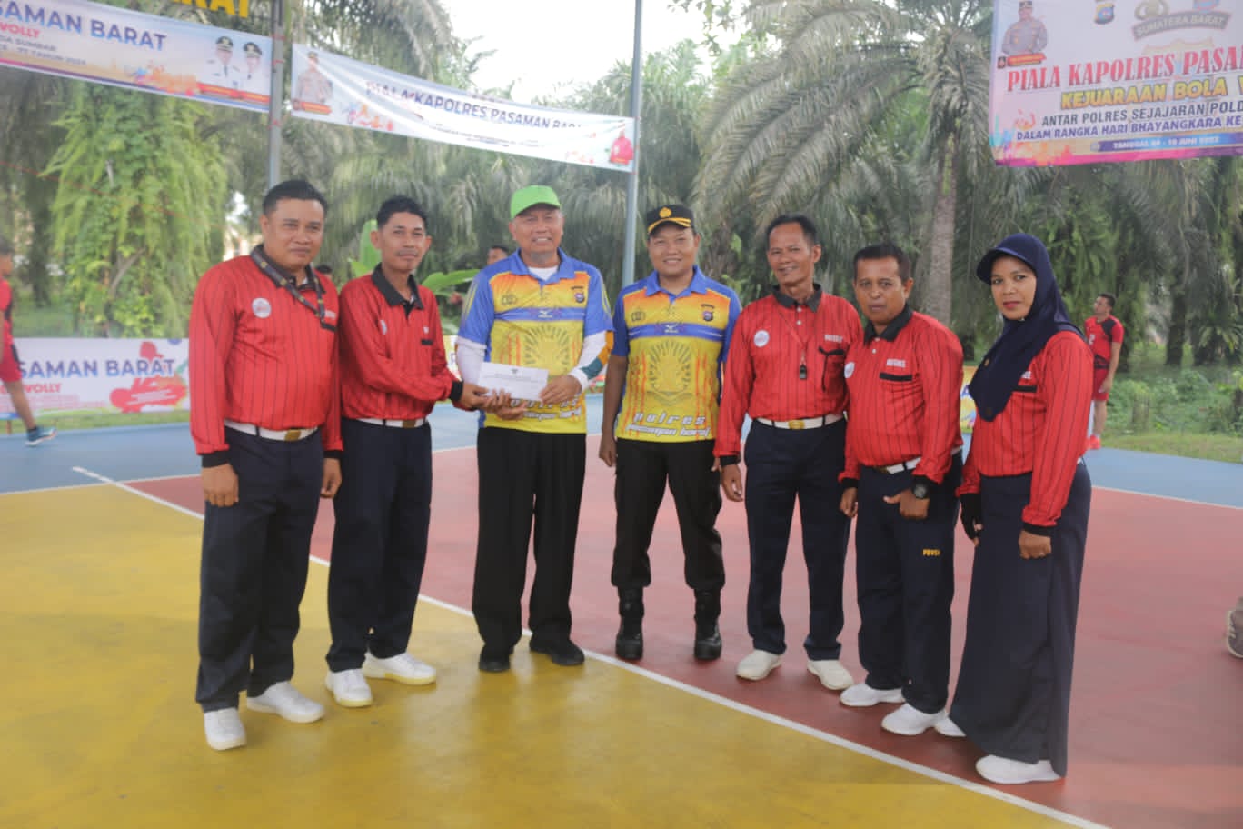 Bupati Pasaman Barat, Hamsuardi menghadiri pembukaan Kejuaraan Bola Voli Piala Kapolres Pasaman Barat.