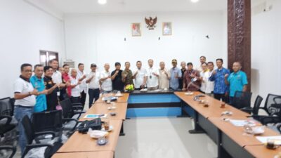 Kadispora Sumbar Maifrizon berfoto dengan pimpinan KONI se- Sumbar usai audiensi.