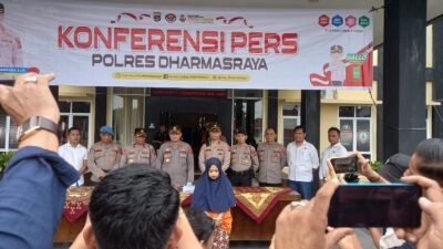 RE dihadirkan Polres Dharmasraya saat relis kasus, Senin (19/6/2023).