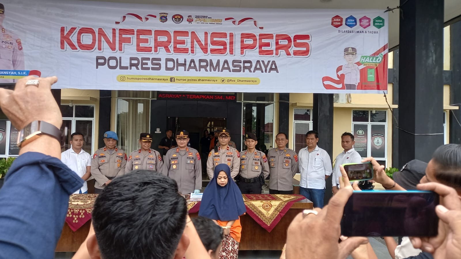RE dihadirkan Polres Dharmasraya saat relis kasus, Senin (19/6/2023).