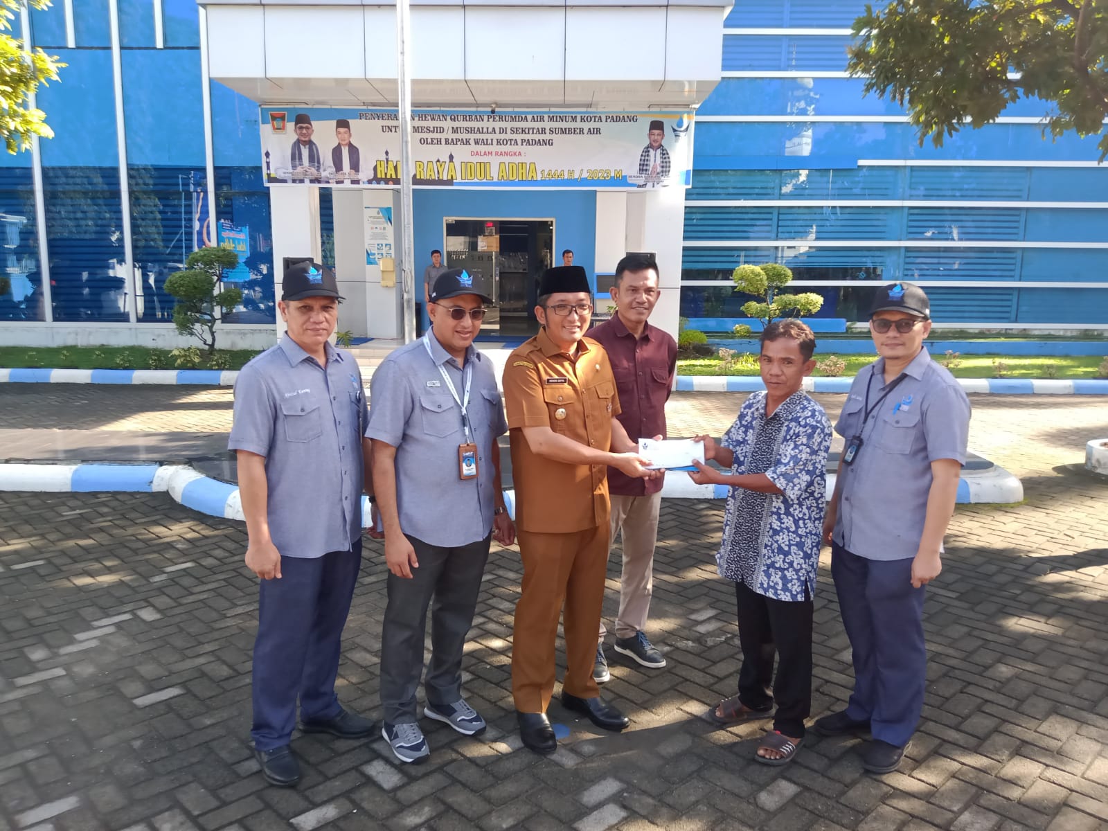Walikota Padang Hendri Septa didampingi Dirut Perumda AM Kota Padang Hendra Pebrizal, Dirum Afrizal Kuning dan Dirtek Andri Satria menyerahkan bantuan perbaikan rumah kepada warga penerima berkah.