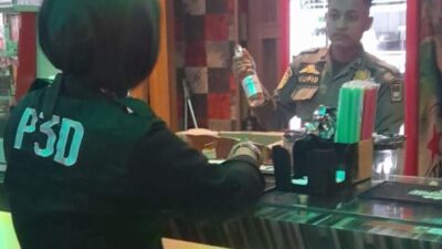 Personel Satpol PP Padang saat melakukan penertiban Minol di sebuah tempat Kafe dan  Karaoke.