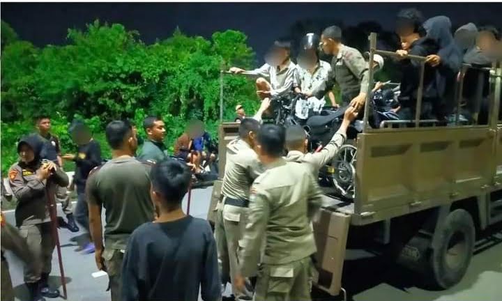 Pelaku bersama motornya di angkut dengan mobil Dalmas ke Mako Satpol PP Padang.