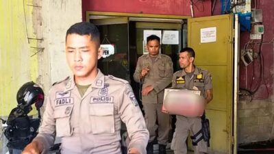Personel Satpol PP Padang saat merazia sebuah arena Biliar yang menjual Minol.