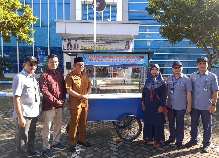 Walikota Padang Hendra Septa di dampingi Dirut Perumda AM Padang, Hendra Pebrizal memberikan bantuan gerobak dorong kepada pelaku UMKM penerima berkah.