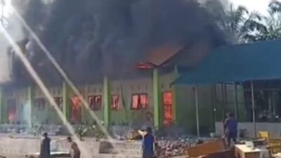 Personel Damkar Pasbar berjibaku menjinakkan api yang membakar Pesantren Safinatunnajah.