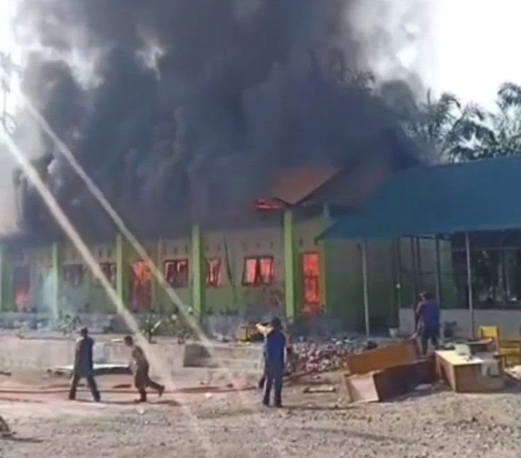 Personel Damkar Pasbar berjibaku menjinakkan api yang membakar Pesantren Safinatunnajah.