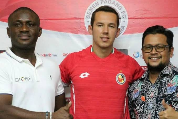 CEO Semen Padang FC, Win Bernadino (saat itu manager) ketika bersama pemain asing asal Barzil, Nildo Victor Juffo dan sang agen pada 2019 silam.