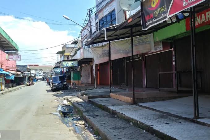 Pertokoan di kawasan Pasar Raya Padang.