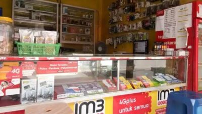 Ilustrasi distributor pulsa dan aksesoris handphone.