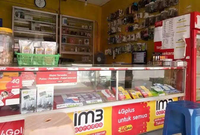 Ilustrasi distributor pulsa dan aksesoris handphone.