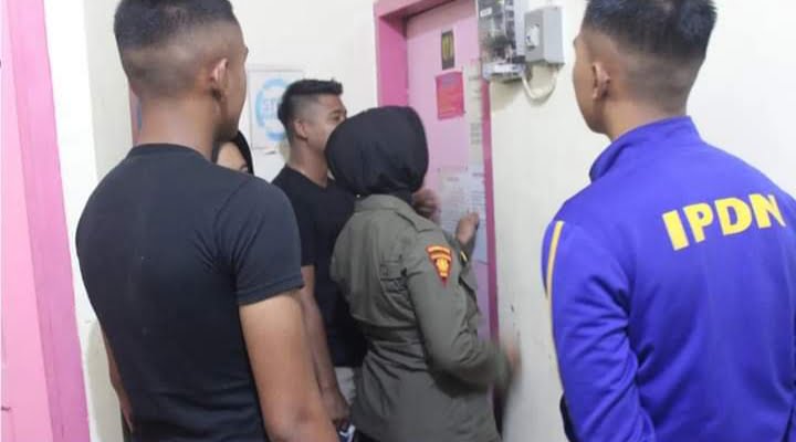 Personel Satpol PP Padang melakukan pengawasan di beberapa kafe dan tempat hiburan di Kota Padang, Minggu (2/7/2022) dini hari.