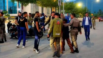 Personel Satpol PP Padang saat mengamankan pelaku balap liar di kawasan Aie Pacah Padang. 