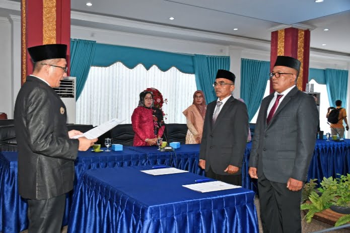 Wako Padang Hendri Septa melantik Dewas Perumda AM Kota Padang,