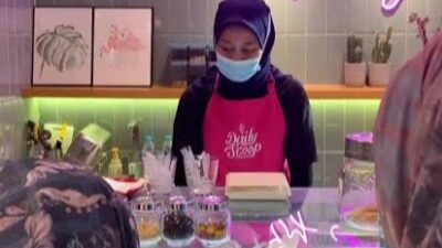 Salah satu karyawan FJB Group tengah melayani konsumen.