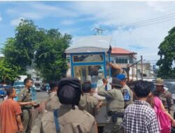 Sejumlah Payung dan Gerobak PKL Disita Satpol PP